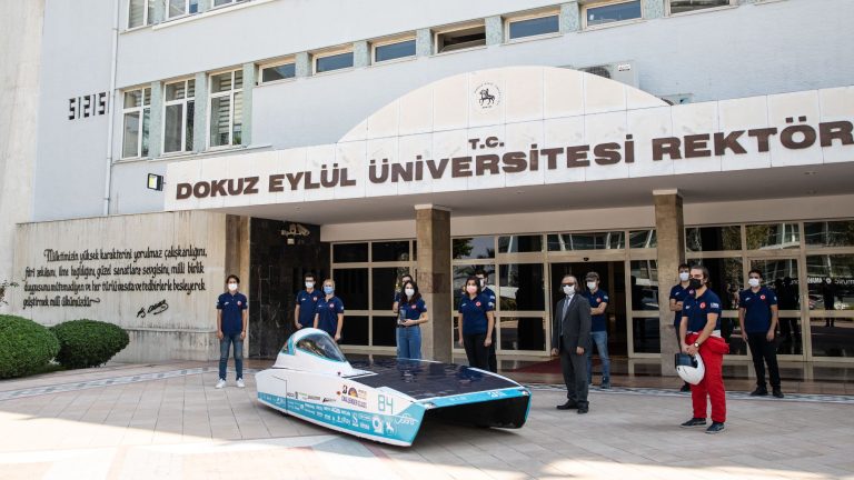 جامعة دوكوز أيلول Dokuz Eylül Üniversitesi في إزمير: شروط القبول والرسوم والتخصصات 2026-2027