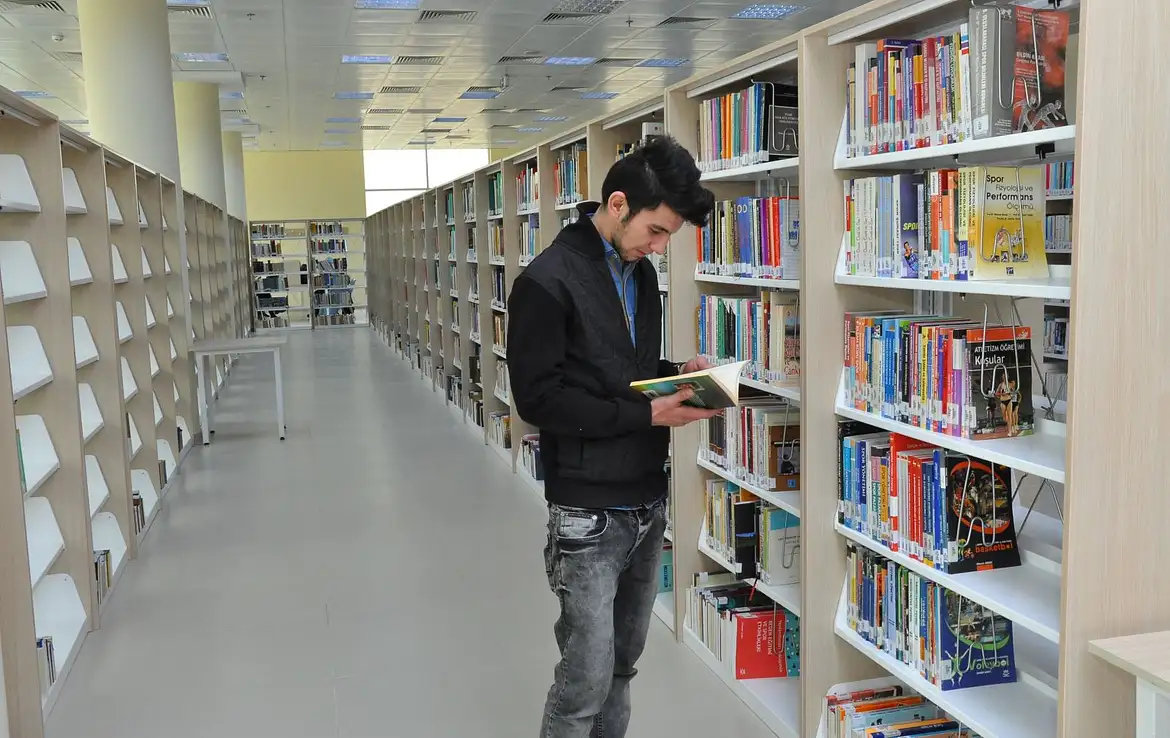 اللغات التي تدرسها جامعة اهي افران
