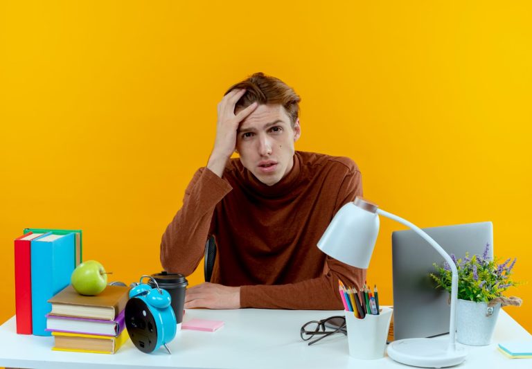 هل الدراسة صعبة في تركيا؟ اللغة والحضور والعلامات بالأنظمة الرسمية